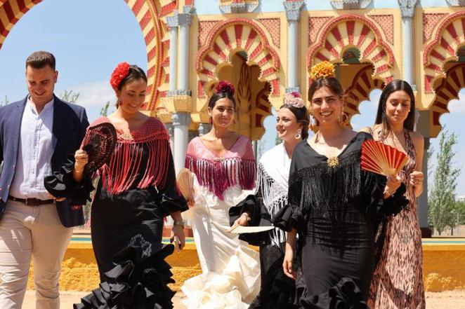 El relajado ambiente en el recinto ferial del lunes de la Feria de Córdoba, en imágenes