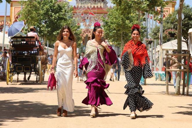 El relajado ambiente en el recinto ferial del lunes de la Feria de Córdoba, en imágenes