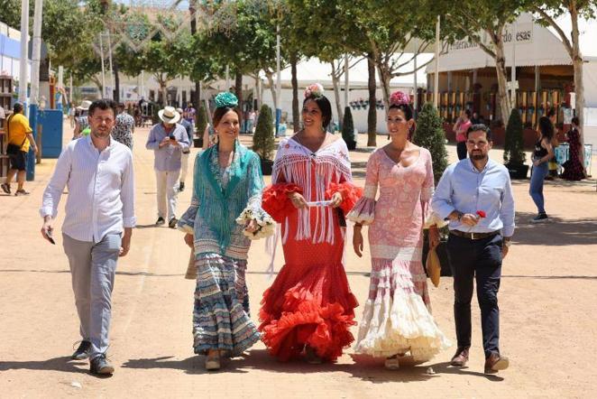 El relajado ambiente en el recinto ferial del lunes de la Feria de Córdoba, en imágenes