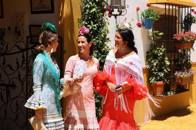 El relajado ambiente en el recinto ferial del lunes de la Feria de Córdoba, en imágenes