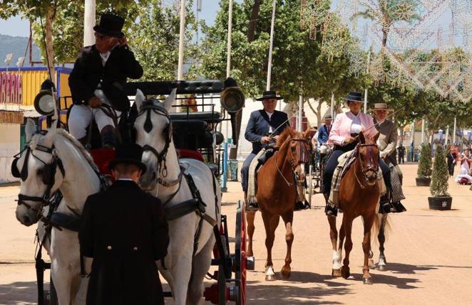 El relajado ambiente en el recinto ferial del lunes de la Feria de Córdoba, en imágenes