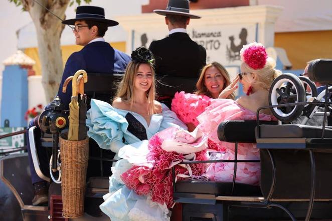 El relajado ambiente en el recinto ferial del lunes de la Feria de Córdoba, en imágenes