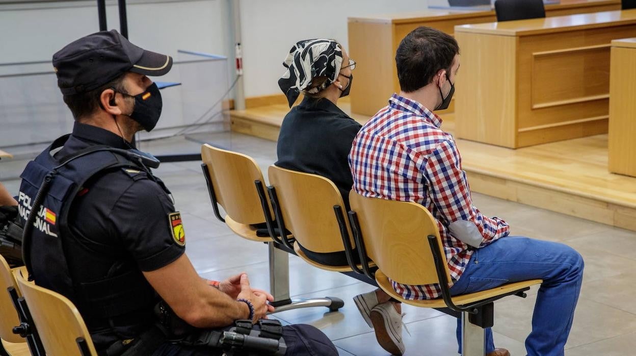 Las imágenes de &#039;El Cuco&#039; y su madre sin gafas de sol ni capuchas dentro del juzgado