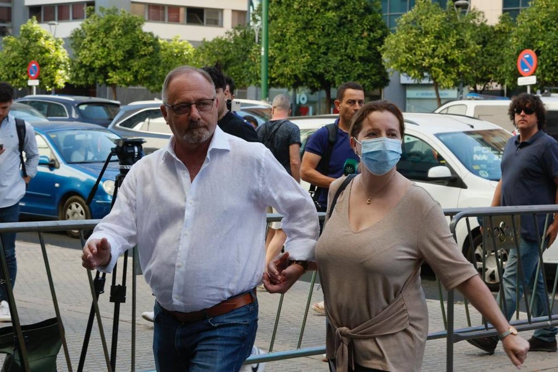 Las imágenes de los padres de Marta de Castillo en el juicio contra el &#039;Cuco&#039; y su madre