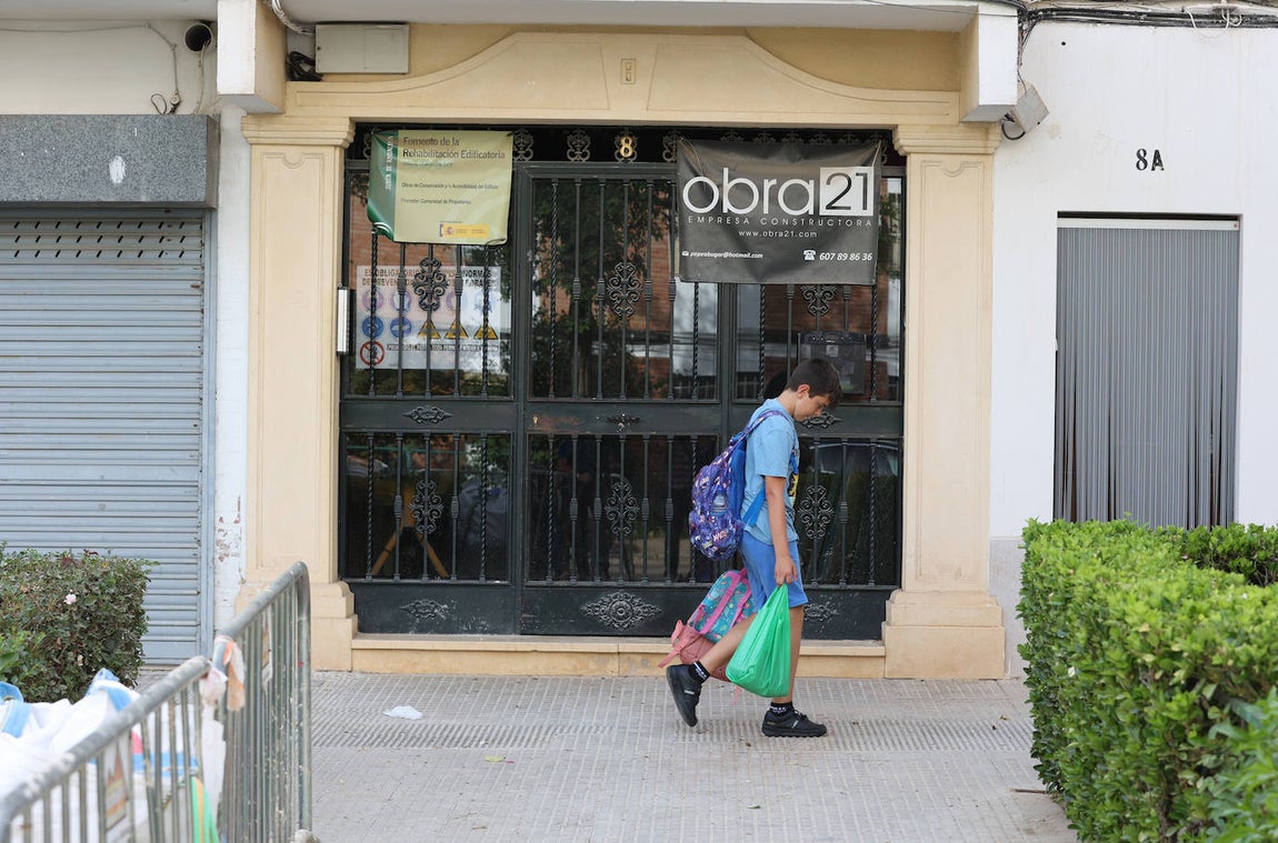 La visita de la consejera de Fomento a la colocación de ascensores en Córdoba, en imágenes