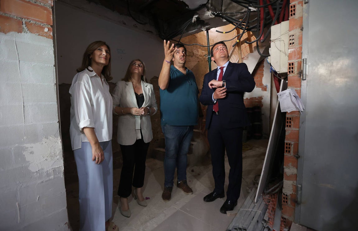 La visita de la consejera de Fomento a la colocación de ascensores en Córdoba, en imágenes