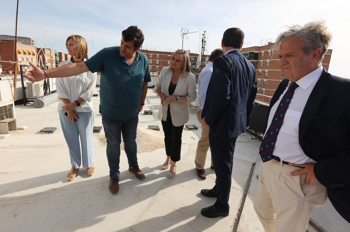 La visita de la consejera de Fomento a la colocación de ascensores en Córdoba, en imágenes