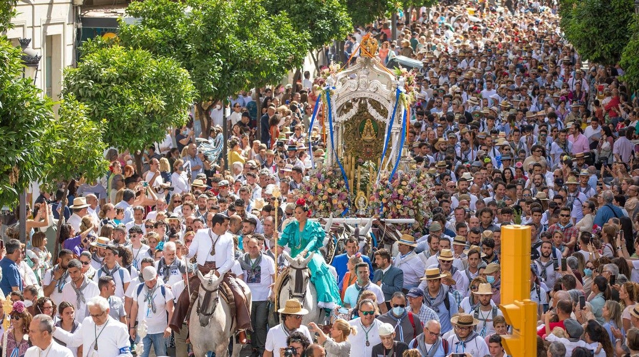 Multitudinaria salida de la Hermandad de Huelva hacia El Rocío