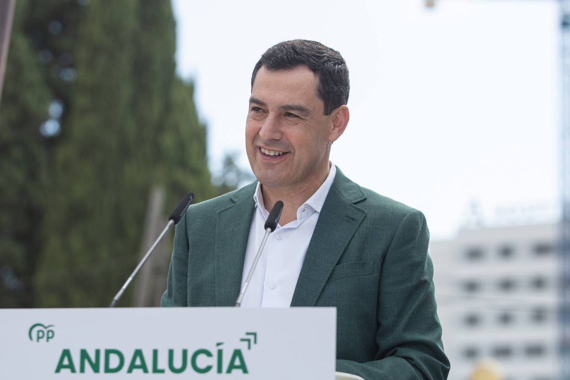 Primeros pasos de campaña de Juanma Moreno a las puertas del Hospital Militar de Sevilla