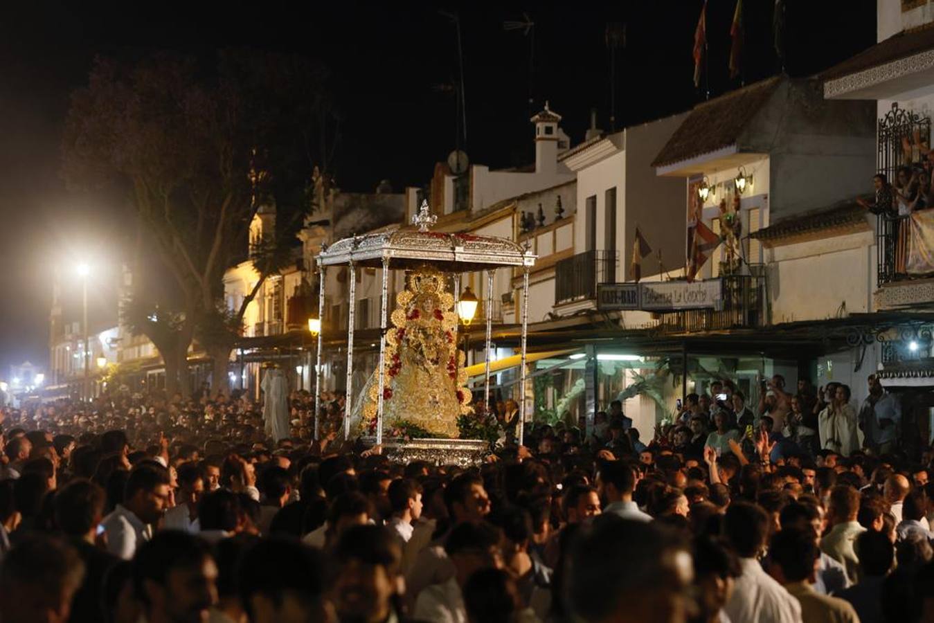 Rocío Córdoba 2022 | Así fue el paso de Córdoba ante la Blanca Paloma tras suspenderse la procesión