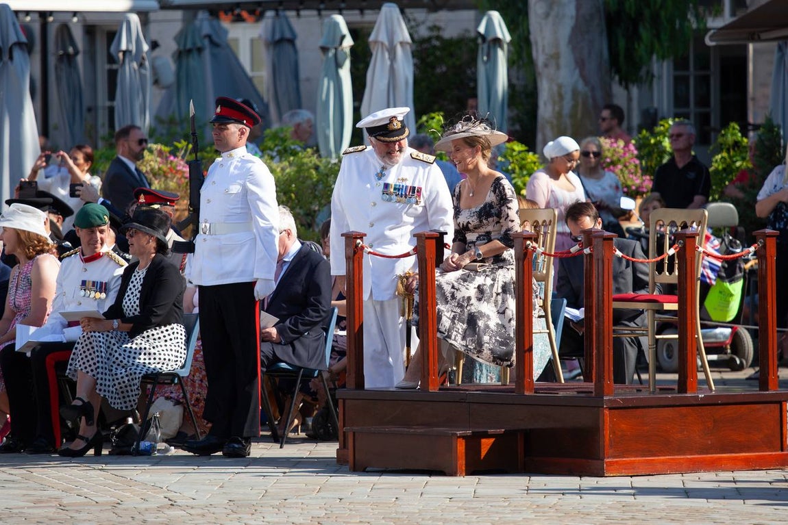 Desfile militar para despedir a los condes de Wessex en Gibraltar