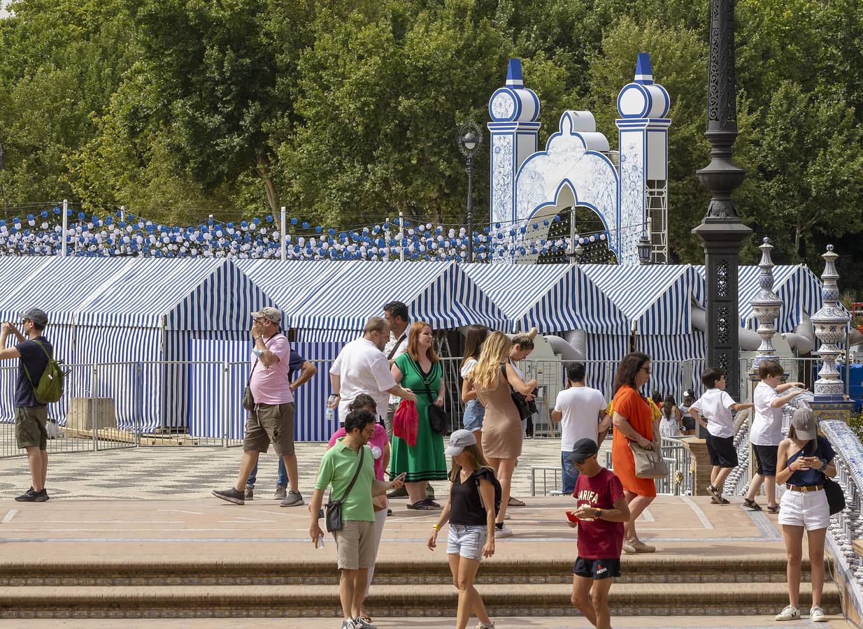 Dior monta la Feria en la Plaza de España, en imágenes