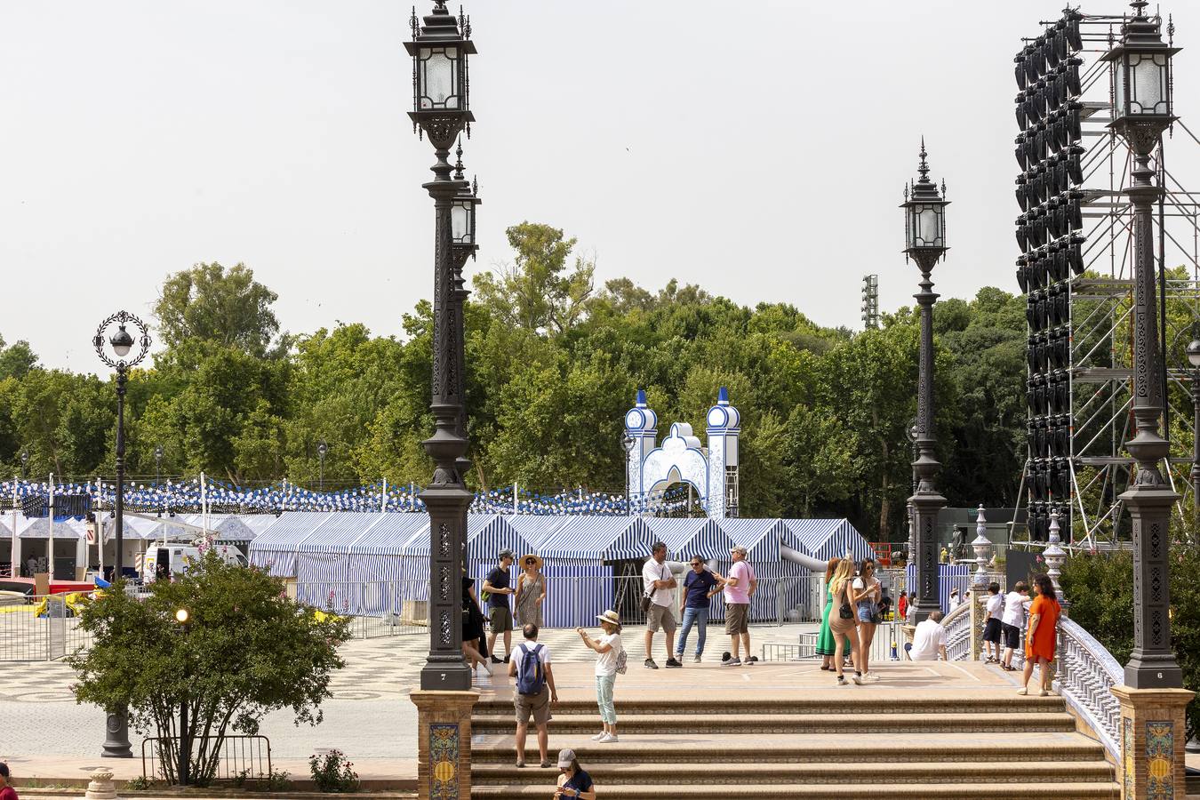 Dior monta la Feria en la Plaza de España, en imágenes