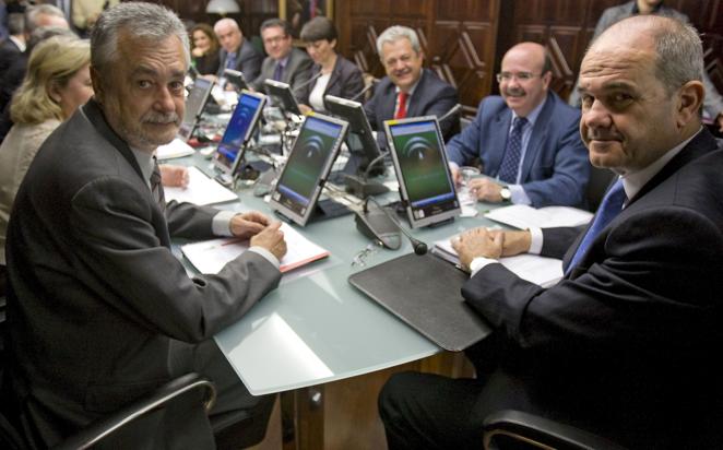 7 de abril de 2009. Tras 19 años en el cargo, Zapatero fuerza la destitución de Manuel Chaves como presidente de la Junta de Andalucía. Le sustituye José Antonio Griñán