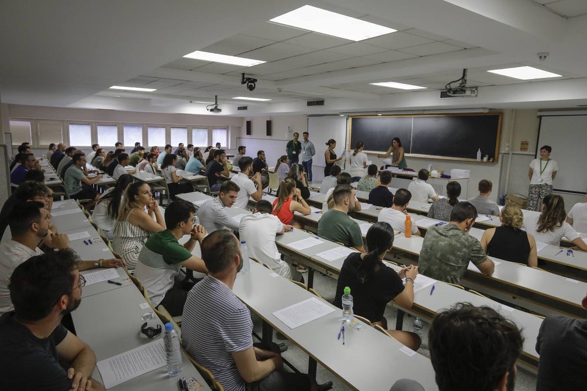 Primer examen de las oposiciones de magisterio celebradas en Sevilla