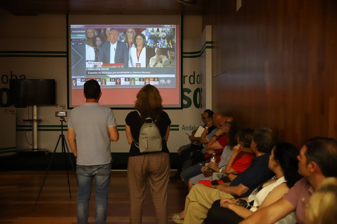 La dura derrota del PSOE de Córdoba en las autonómicas, en imágenes