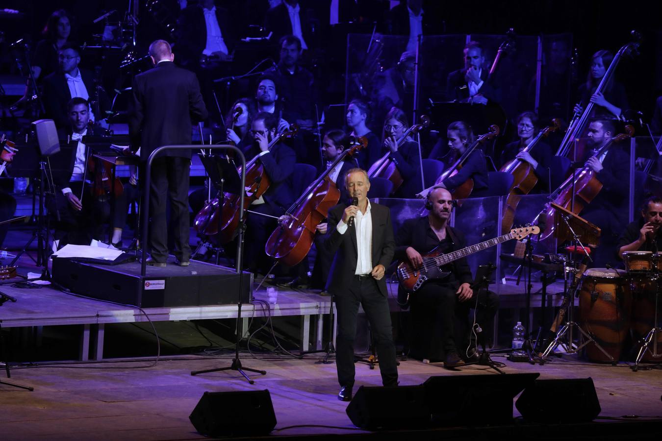 Moreno, recibido con aplausos y gritos de «¡presidente, presidente!» en el concierto de José Manuel Soto en Sevilla
