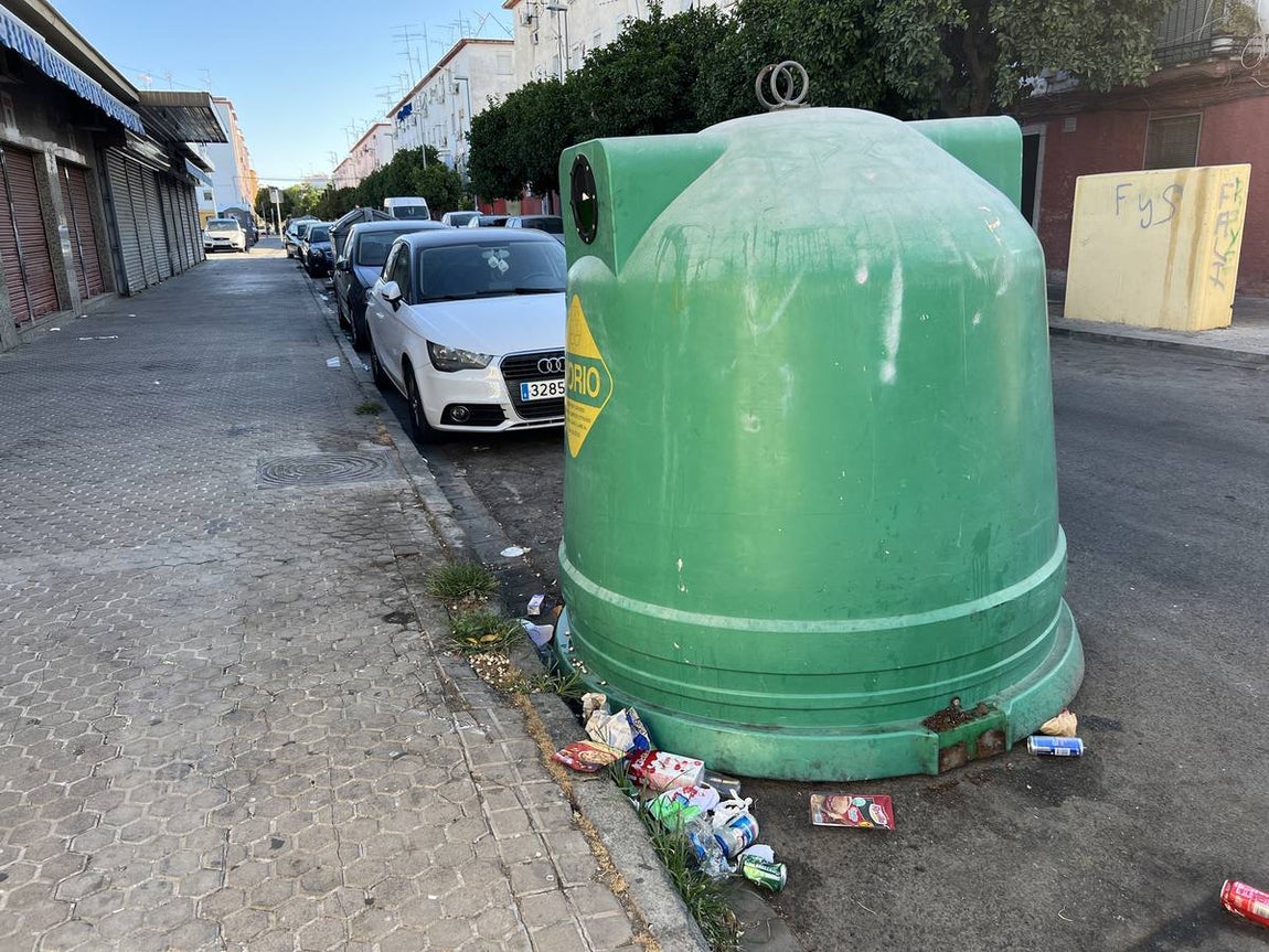 La suciedad inunda las calles de Sevilla