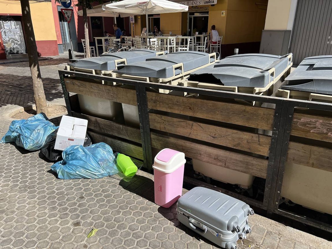 La suciedad inunda las calles de Sevilla