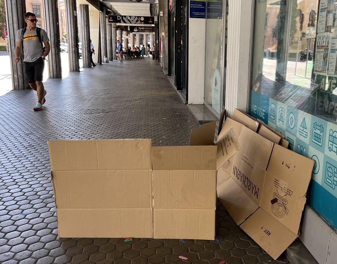 La suciedad inunda las calles de Sevilla