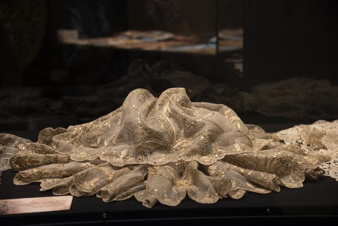 El Santo Ángel presenta el nuevo manto y proyecto de palio de la Virgen de la Salud