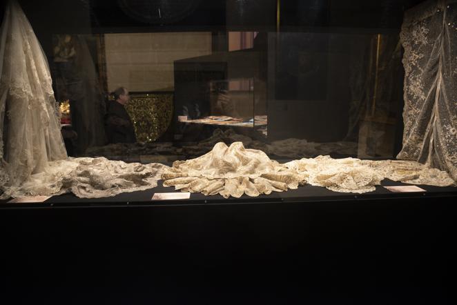 El Santo Ángel presenta el nuevo manto y proyecto de palio de la Virgen de la Salud