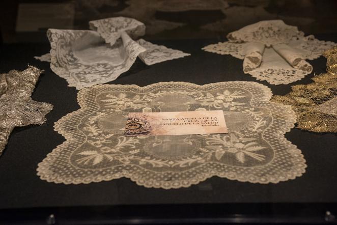El Santo Ángel presenta el nuevo manto y proyecto de palio de la Virgen de la Salud