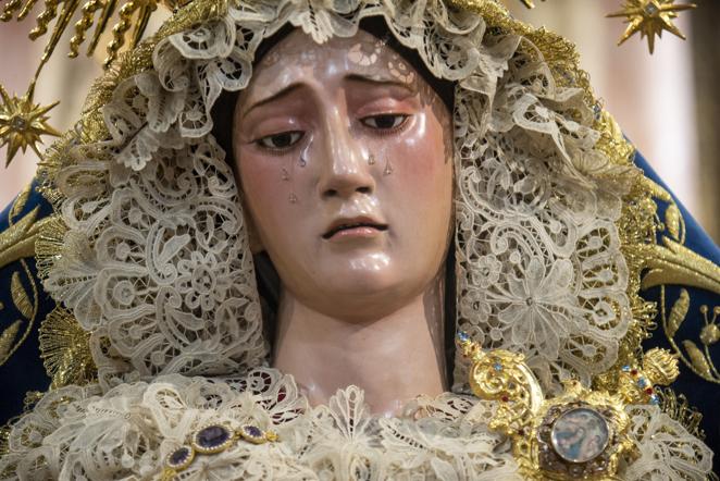 El besamanos de la Virgen de la Salud del Santo Ángel
