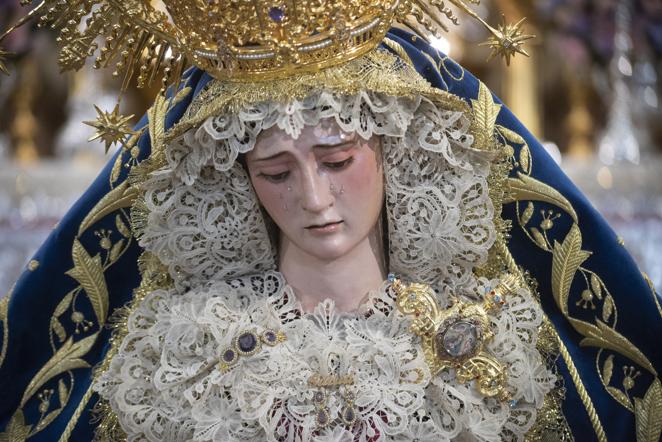 El besamanos de la Virgen de la Salud del Santo Ángel