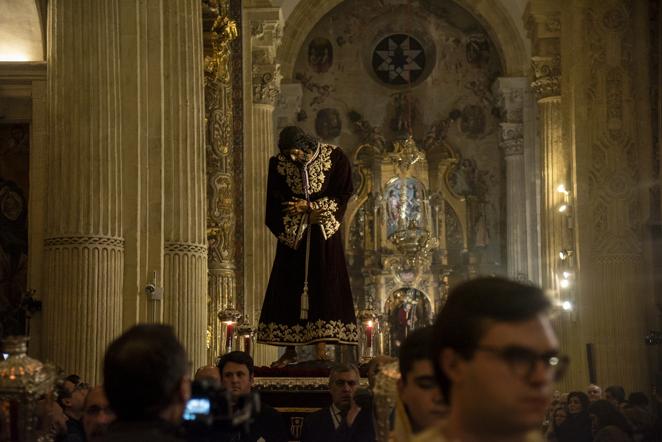El traslado del Señor de Pasión, en imágenes