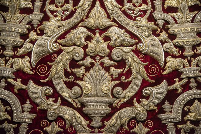 La exposición de la restauración del manto de la Virgen del Socorro del Amor