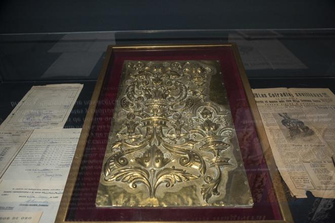 La exposición de la restauración del manto de la Virgen del Socorro del Amor