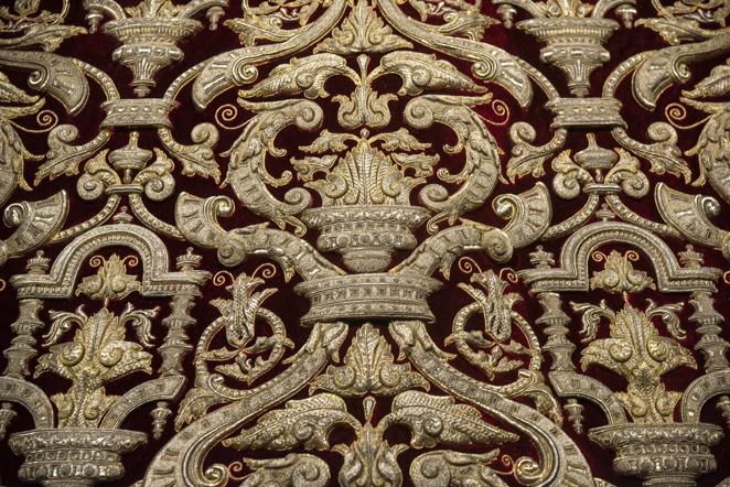 La exposición de la restauración del manto de la Virgen del Socorro del Amor