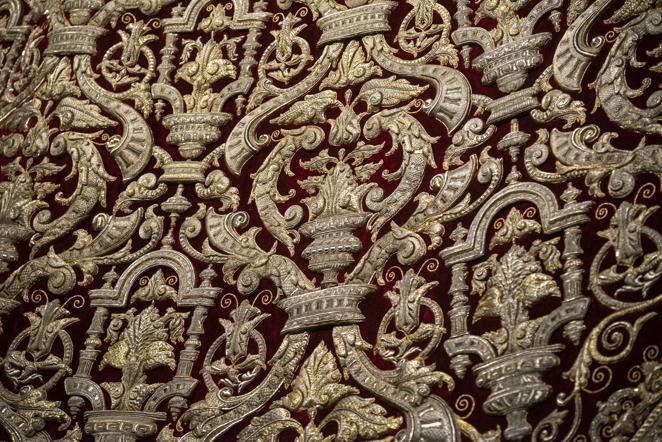 La exposición de la restauración del manto de la Virgen del Socorro del Amor