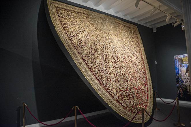 La exposición de la restauración del manto de la Virgen del Socorro del Amor