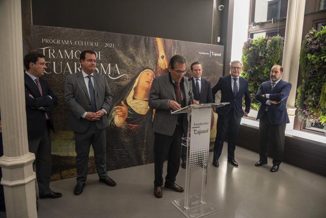 La exposición de la restauración del manto de la Virgen del Socorro del Amor