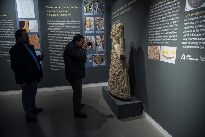 La exposición de la restauración del manto de la Virgen del Socorro del Amor