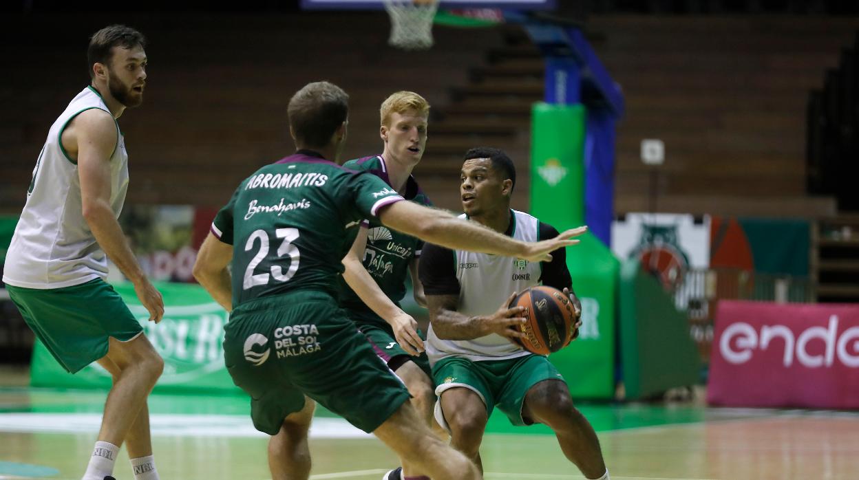 Amistoso de pretemporada entre el Coosur Betis y Unicaja