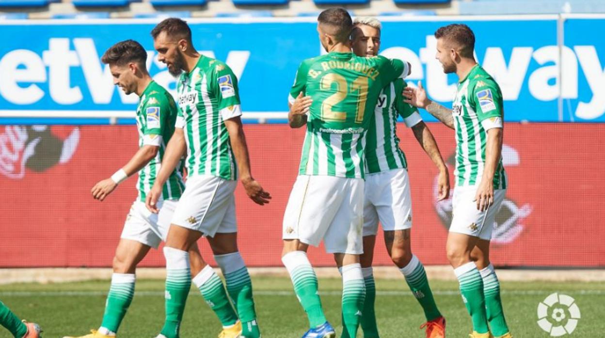 Los jugadores del Betis felicitan a Tello tras el 0-1 en el duelo ante el Alavés