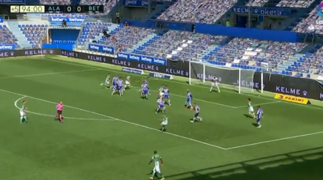 El disparo de Tello para hacer el 0-1 en el Alavés - Betis