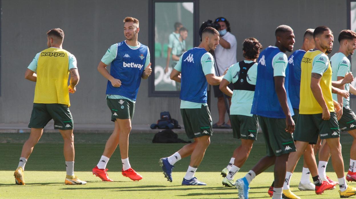 Borja Iglesias y Joaquín durante un entrenamiento