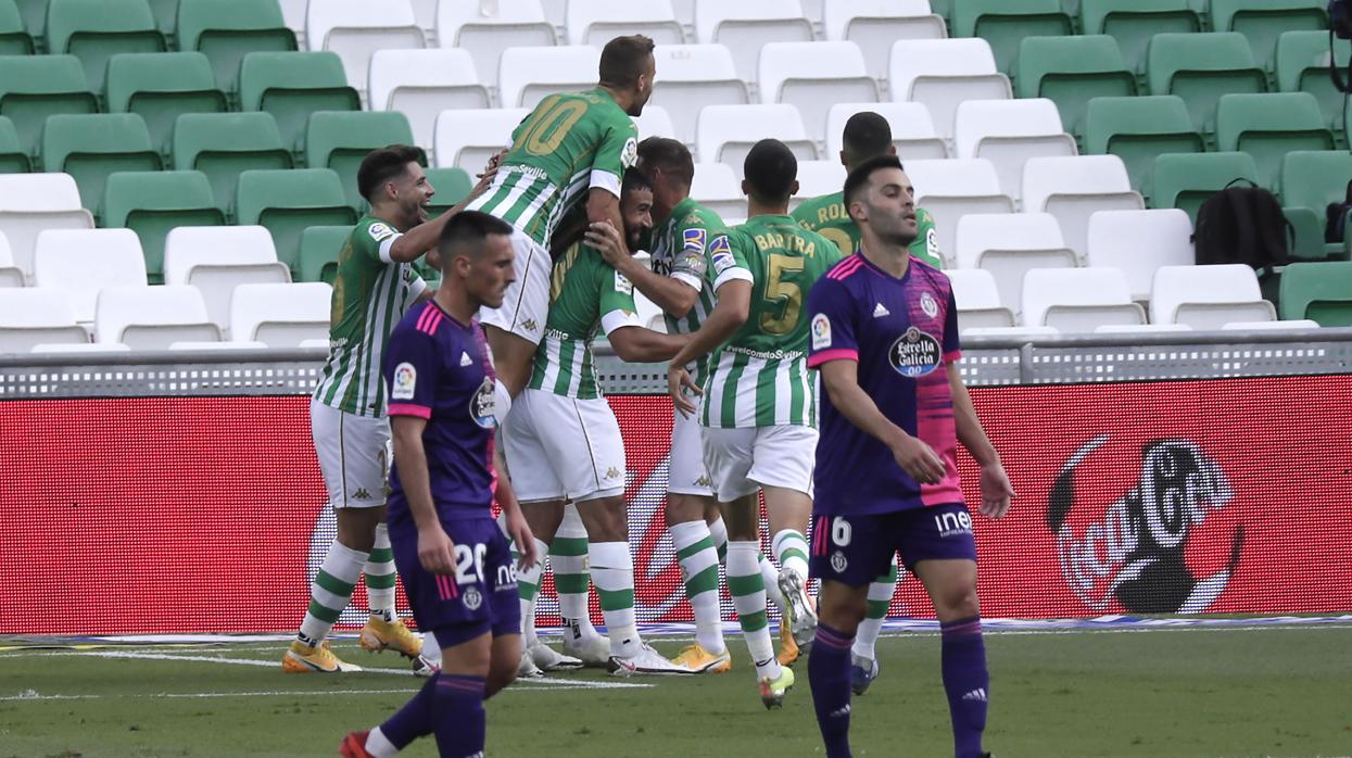 Los jugadores del Betis celebran el gol de William Carvalho