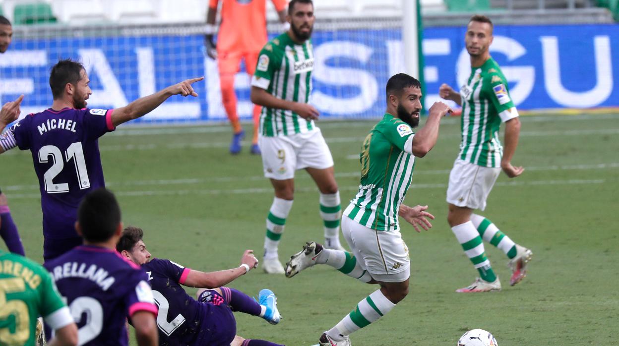 Fekir avanza con el balón en el Betis - Valladolid