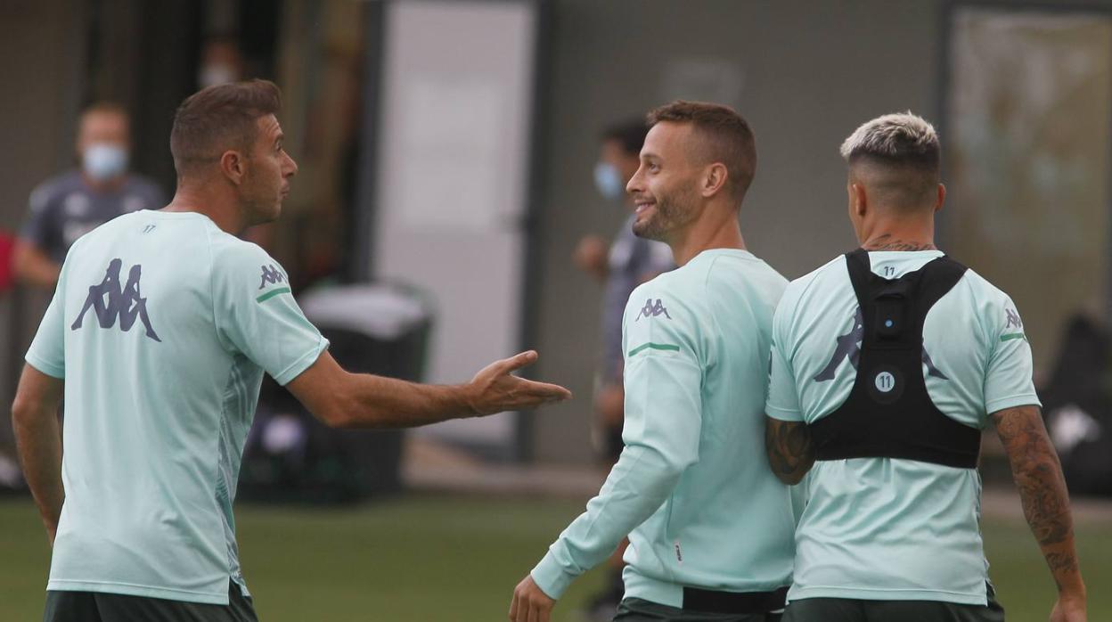 Joaquín y Canales hablan en un entrenamiento del Betis
