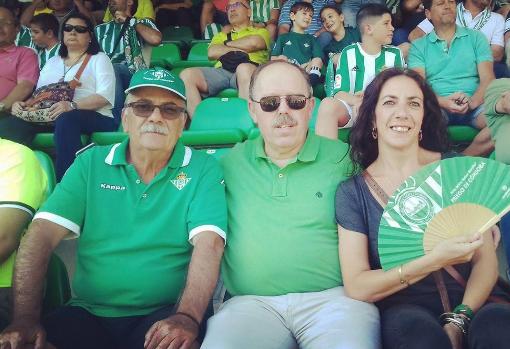 Reyes Aguilar, con sus vecinos de localidad en el estadio Benito Villamarín