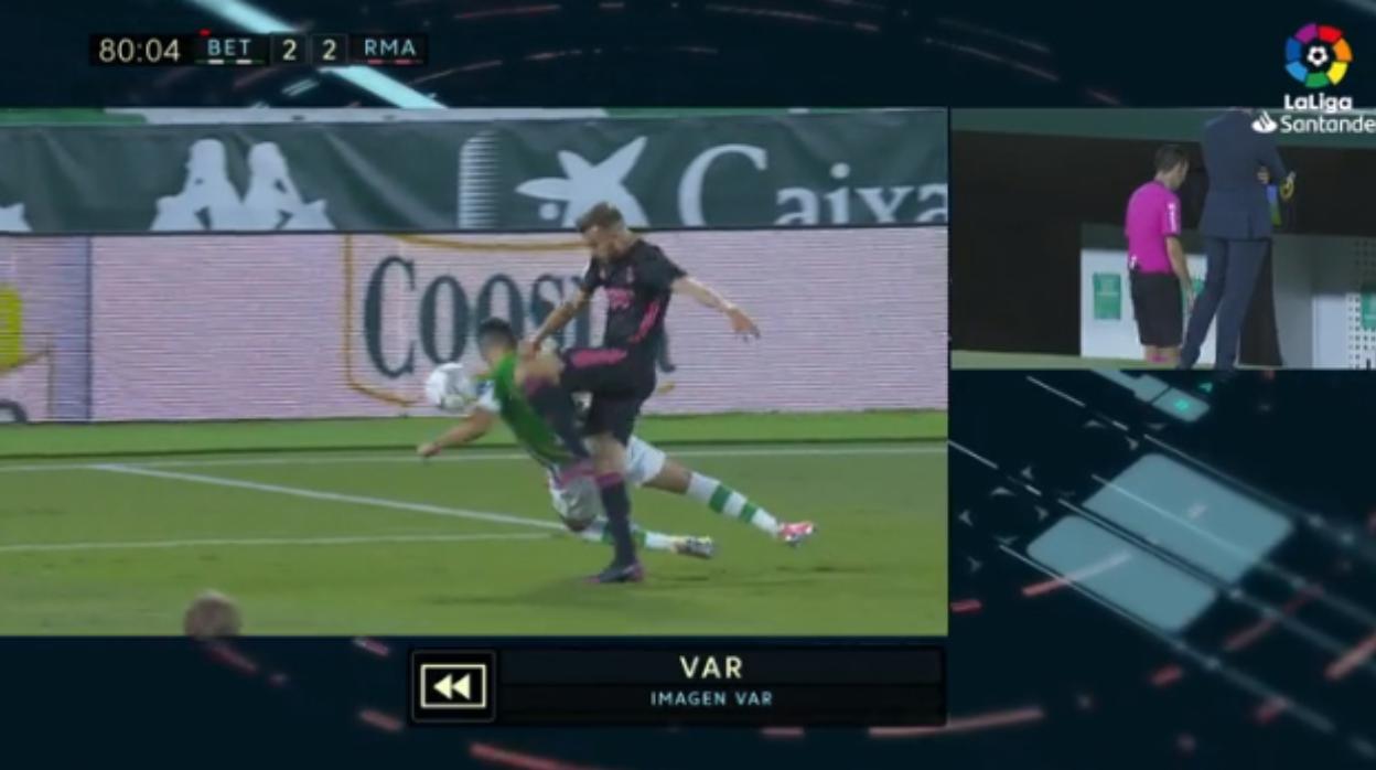 La jugada del penalti entre Bartra y Mayoral que supuso el 2-3 en el Betis - Madrid