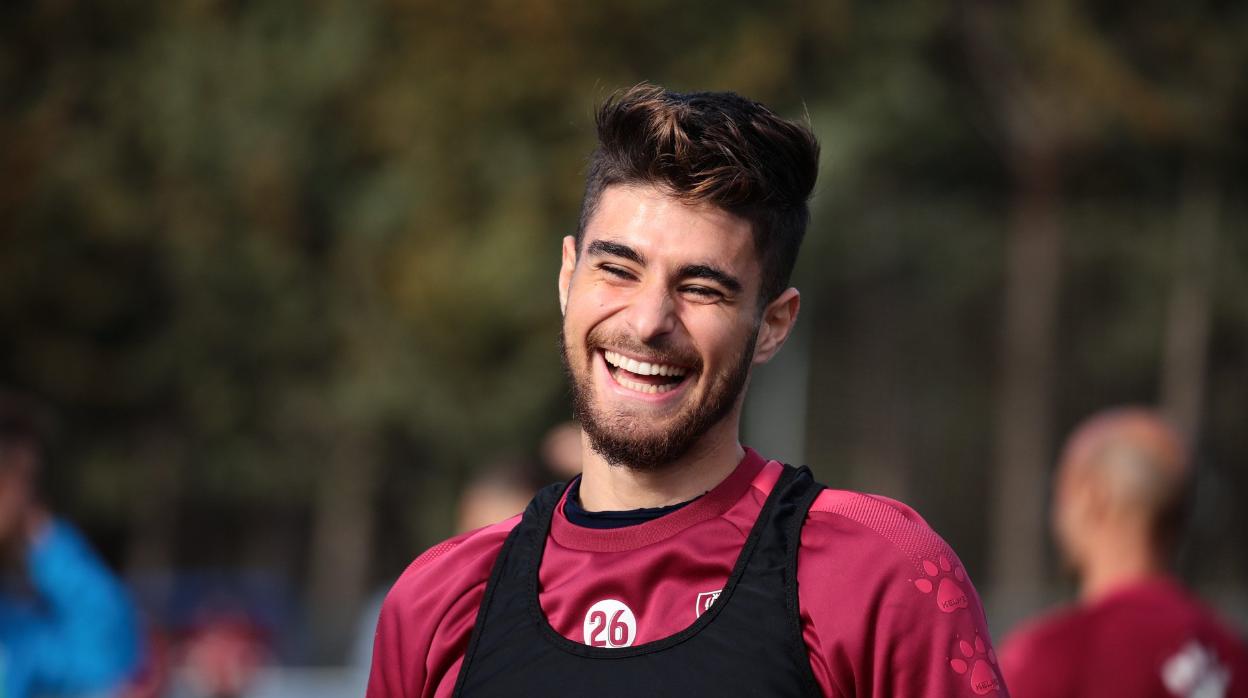Kike Hermoso sonríe en un entrenamiento con el Huesca, su anterior club