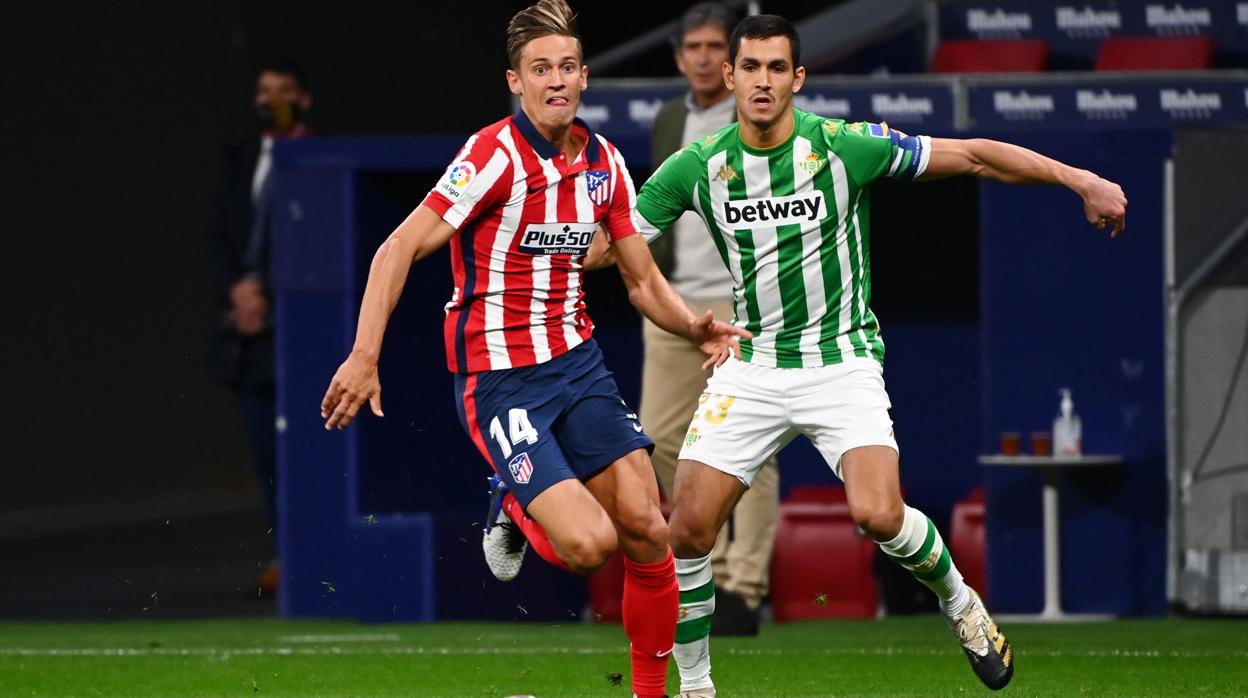 Marcos Llorente con Mandi en una acción del Atlético de Madrid - Betis