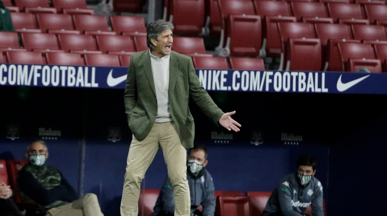 Pellegrini en la banda del Wanda Metropolitano dando instrucciones a sus jugadores