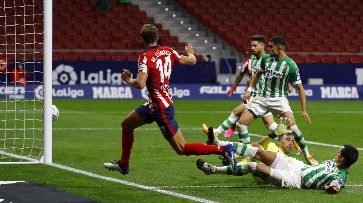 Marcos Llorente anota el 1-0 tras superar a Mandi y batir a Bravo por el palo corto, anoche en Madrid